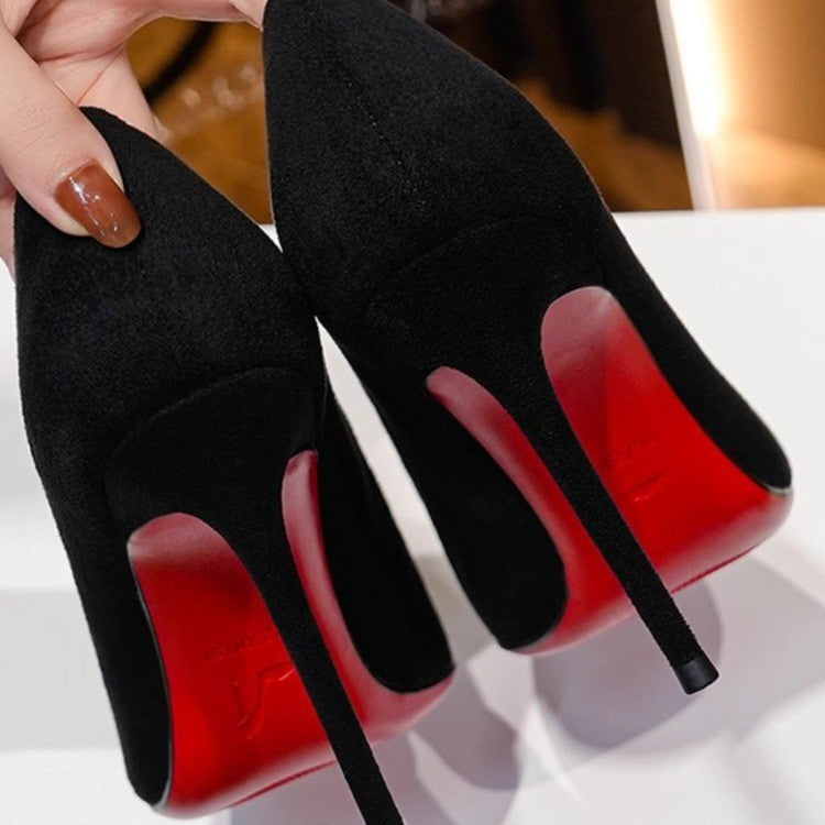 Damen Elegante spitz zulaufende Velours‑Pumps mit kontrastierender roter Laufsohle und schmalem Stiletto Drune