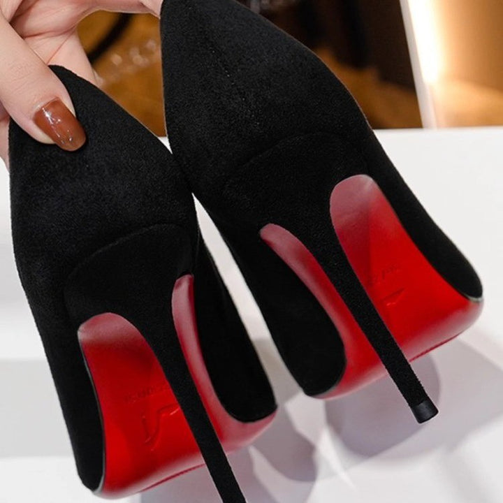 Damen Elegante spitz zulaufende Velours‑Pumps mit kontrastierender roter Laufsohle und schmalem Stiletto Drune