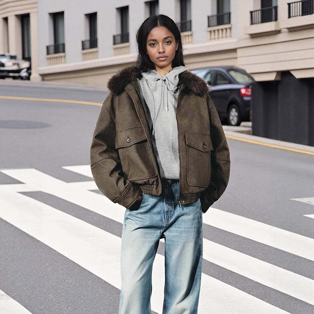 Damen Kurzjacke im Aviator‑Style mit Kunstpelzkapuze und aufgesetzten Pattentaschen Drune