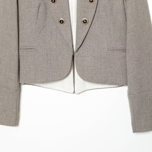 Damen Kurzblazer im Military‑Stil mit Stehkragen, doppelreihiger Zierknopfleiste und taillierter Silhouette Drune