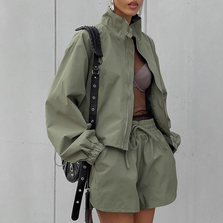 Damen stylisches Sportoutfit mit reißfestem Windbreaker und luftigen Shorts Drune