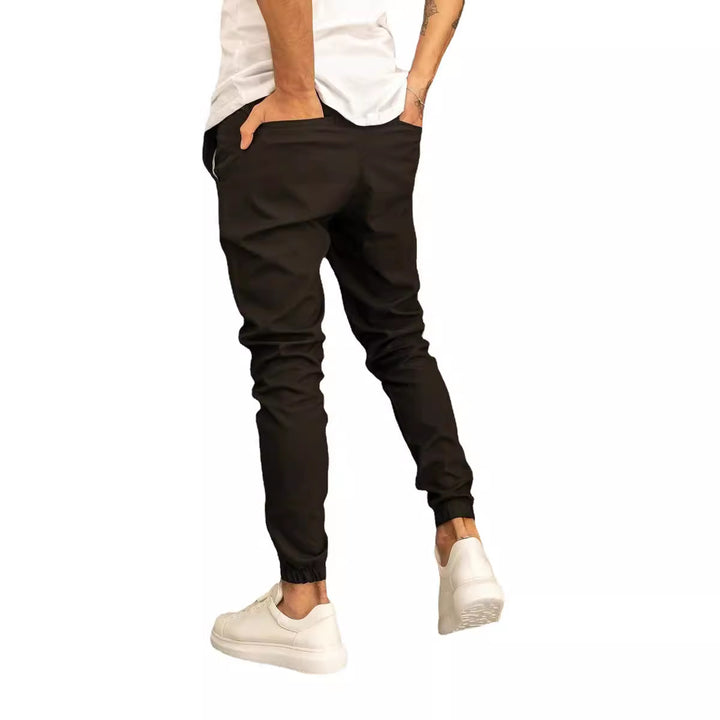 Herren Slim-Fit Jogginghose mit elastischem Bund und praktischen Seitenklapptaschen Drune