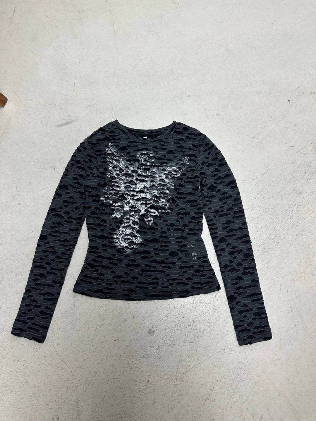 Damen Figurbetontes strukturiertes Langarmshirt mit metallischem Skelettprint Drune