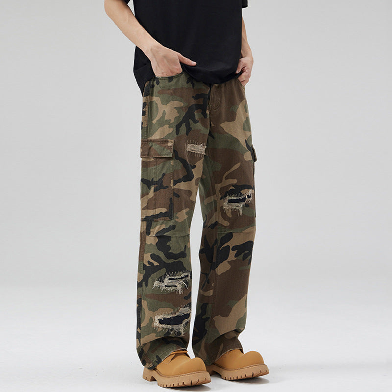 Herren weite Cargo-Hose im Camouflage-Look mit bewusst aufgerissenen Details und großen Pattentaschen Drune