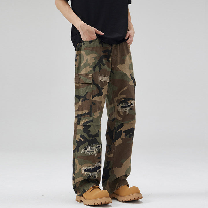 Herren weite Cargo-Hose im Camouflage-Look mit bewusst aufgerissenen Details und großen Pattentaschen Drune