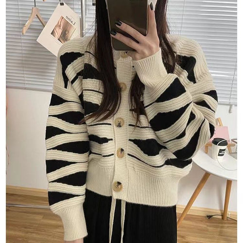 Damen Strickjacke mit kunstvollem Wellenmuster und großen Holzknöpfen Drune