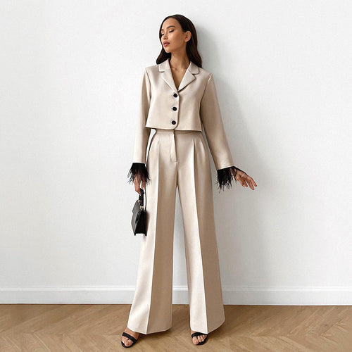 Damen schickes Anzug-Set mit eleganten Federn an den Ärmeln und hohem Bund Drune