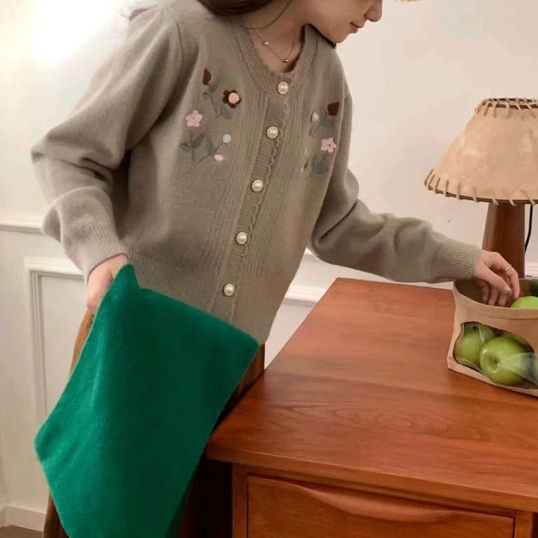 Damen verspielte Strickjacke mit floralem Relieflmuster und eleganten Perlenknöpfen Drune