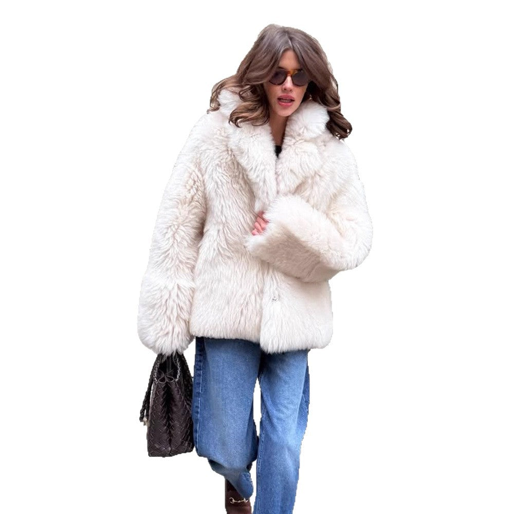 Damen Kurzmantel aus voluminösem Faux‑Fur mit gerundetem Schalkragen und kastiger Silhouette Drune