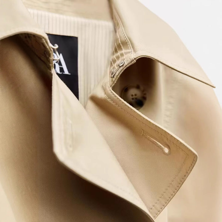 Damen Langer taillierter Trenchcoat mit doppelreihiger Knopfleiste, Taillengürtel und Ärmelriegel Drune
