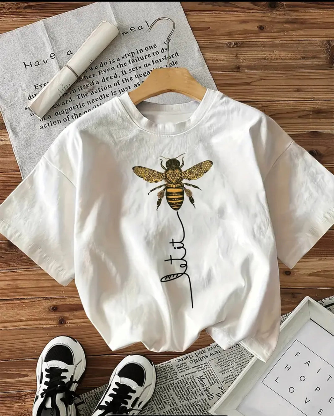 Damen T-Shirt mit künstlerischem Bienenmotiv und lässigem Schriftzug Drune