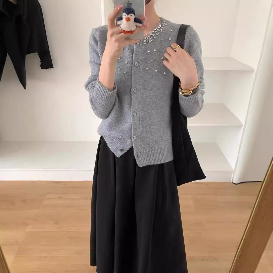 Damen Strickjacke mit eleganten Perlenapplikationen und klassischem Rundhalsausschnitt Drune