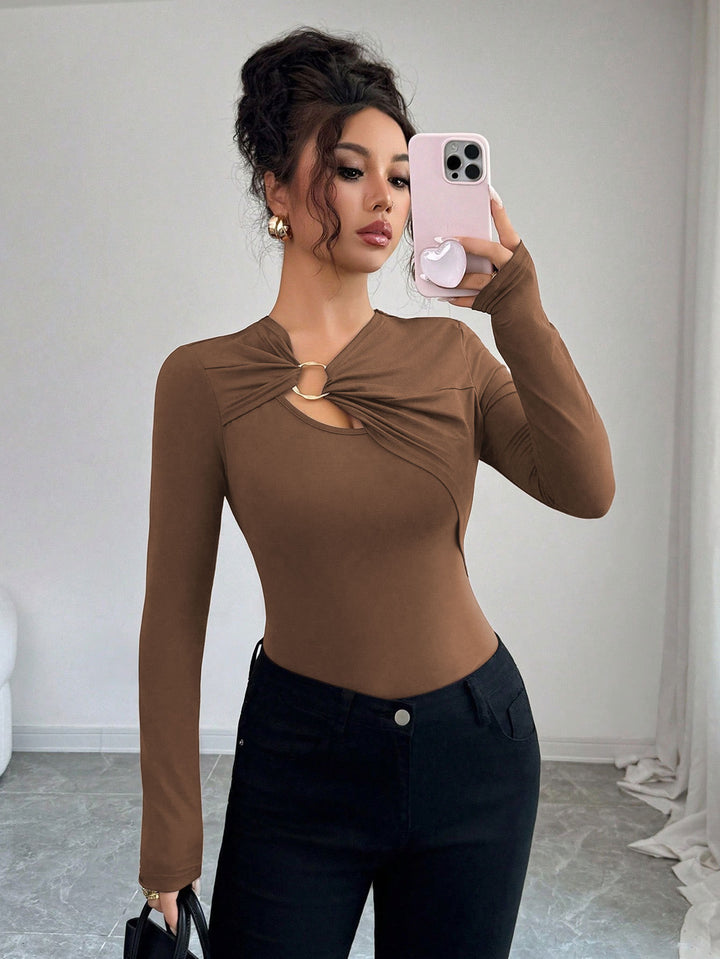 Damen figurbetontes Langarmshirt mit dekorativem Ring-Detail und asymmetrischem Keyhole-Ausschnitt Drune