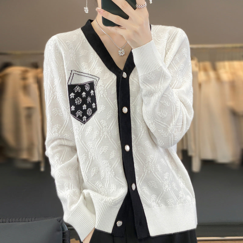 Damen Kurzgeschnittener V‑Neck-Cardigan mit Perlmuttknöpfen und kontrastierter Brusttasche Drune