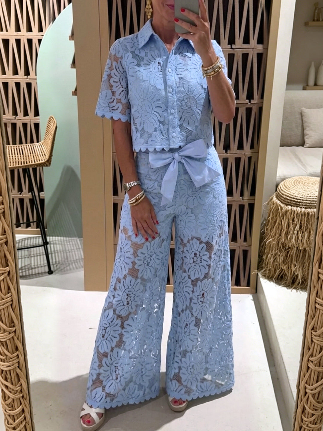 Damen nan elegante Spitzenkombination mit kurzärmeliger Hemdbluse, Muschelsaum und taillierter Palazzohose mit Bindegürtel Drune
