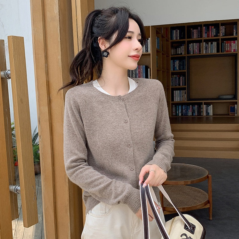 Damen Kurzgeschnittener Feinstrick-Cardigan mit Rundhalsausschnitt und kastiger Passform Drune