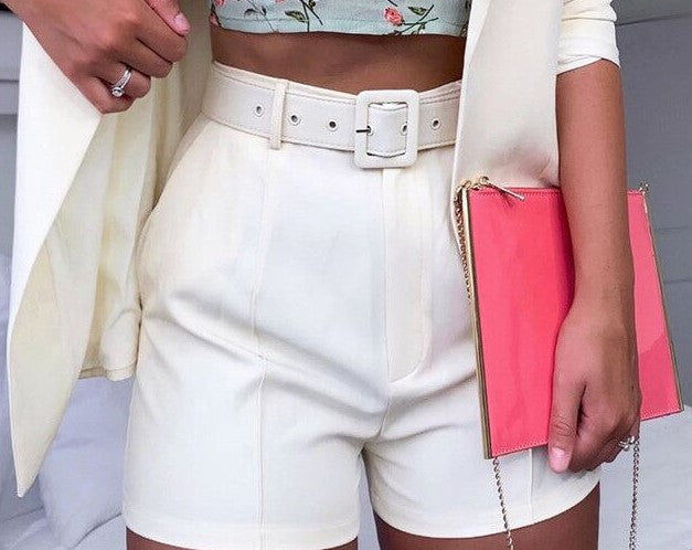 Damen Zweiteiliges maßgeschneidertes Blazer‑Set mit hochtaillierten Shorts und Gürtel Drune