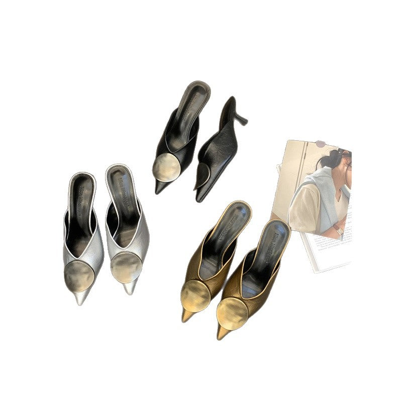 Damen Spitz zulaufende Kitten-Heel Mules mit Metallapplikation Drune