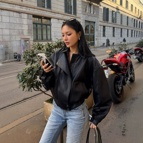 Damen Taillierter Boxy-Bomber aus softem Veganleder mit markantem Revers und Raglanärmeln Drune