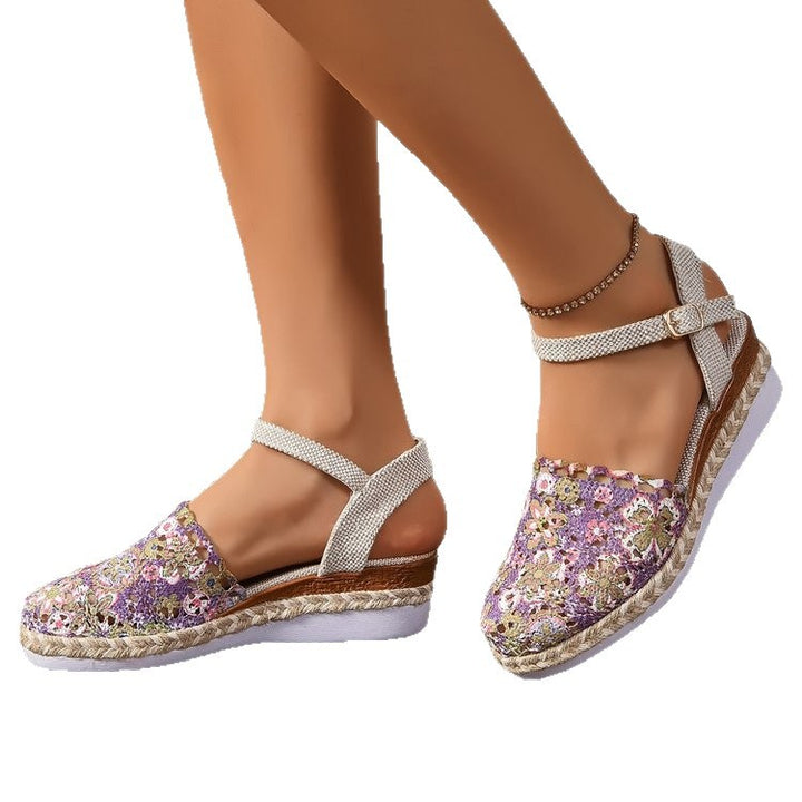 Damen  bestickte Espadrille-Pantoletten mit verstellbarem Knöchelriemen, floraler Häkel-Optik und geflochtenem Jute-Plateau Drune