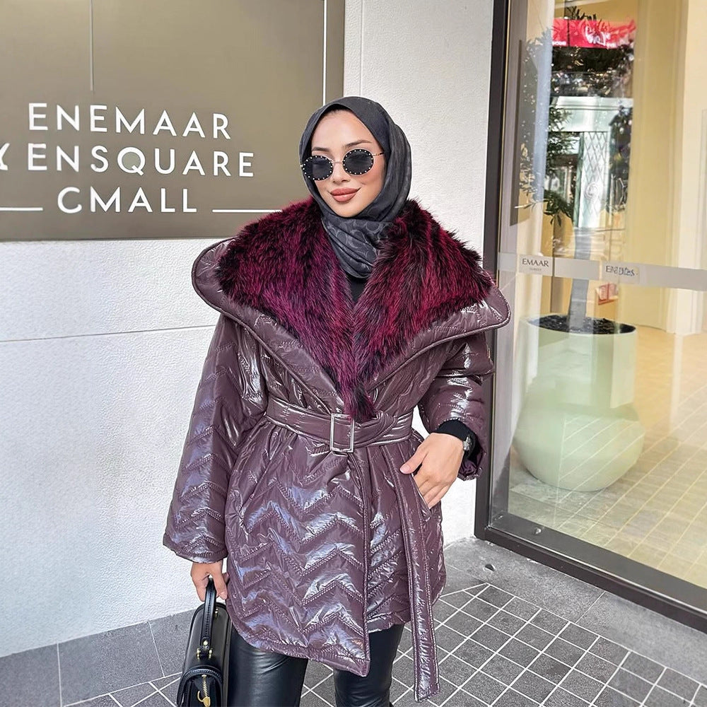 Damen Glänzende Steppjacke mit Taillengürtel und voluminösem Kunstfellkragen Drune