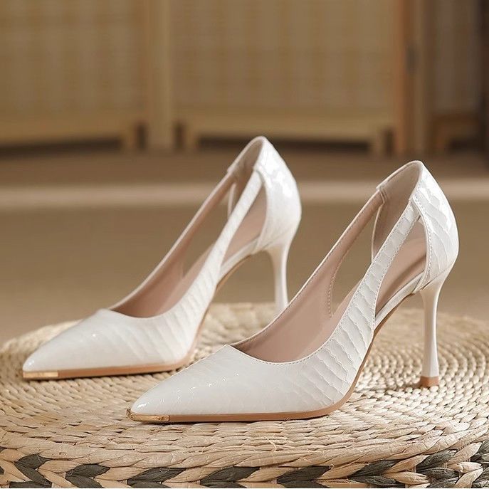 Damen Seitlich ausgeschnittene Lackpumps mit Krokoprägung und Metallkappe Drune