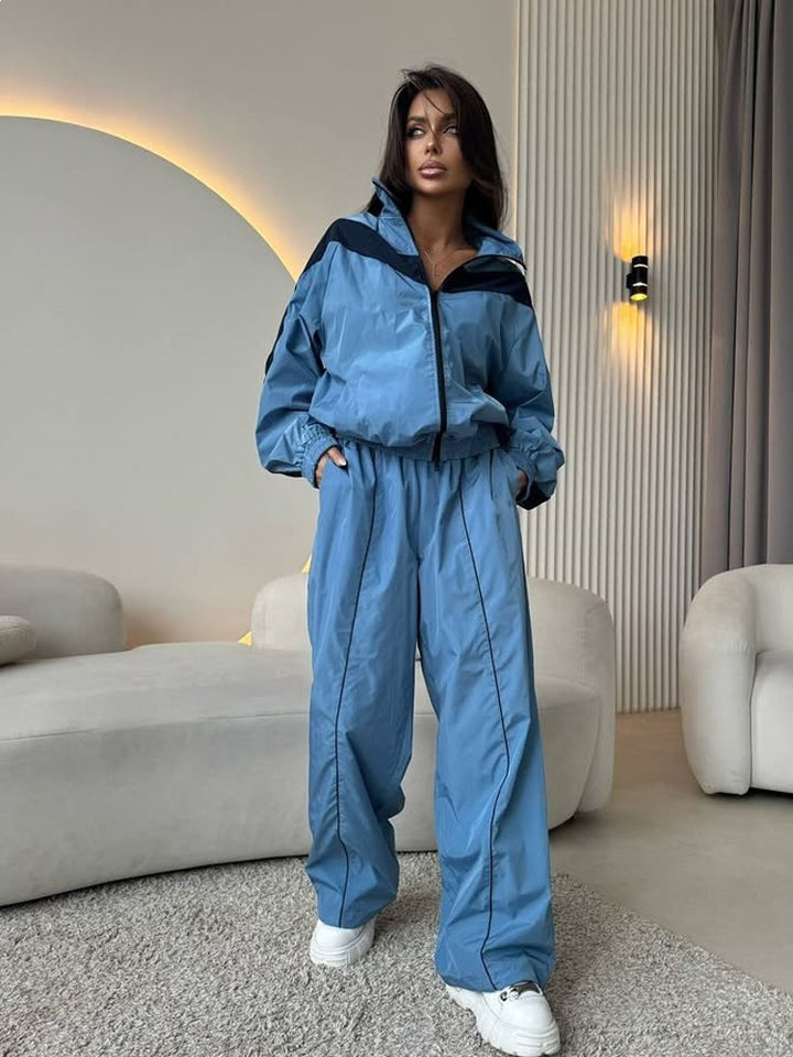 Damen Stylischer Freizeitanzug mit hohem Kragen und kontrastierenden Akzenten