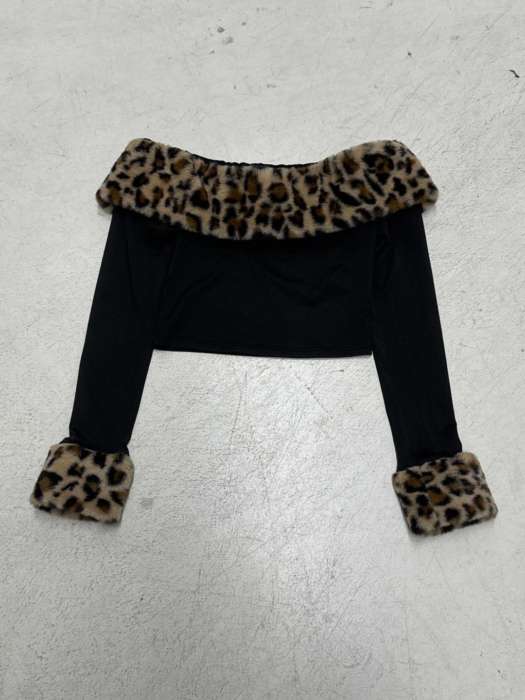 Damen nan schulterfreies Crop-Top mit kunstfellkragen und Manschetten im Leopardenmuster Drune