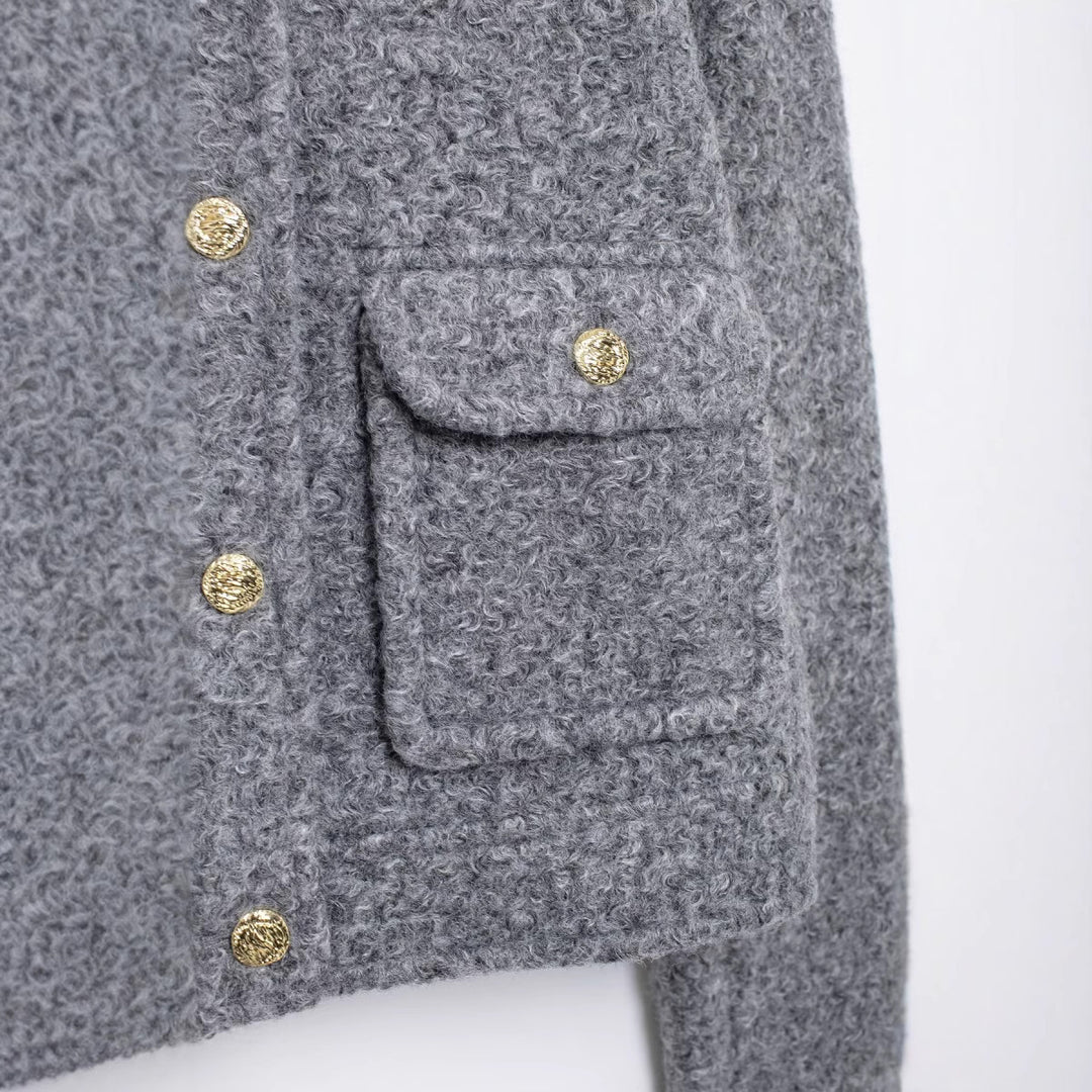 Damen Kurz geschnittene Bouclé‑Jacke mit Rundhalsausschnitt, aufgesetzten Pattentaschen und goldfarbenen Zierknöpfen Drune