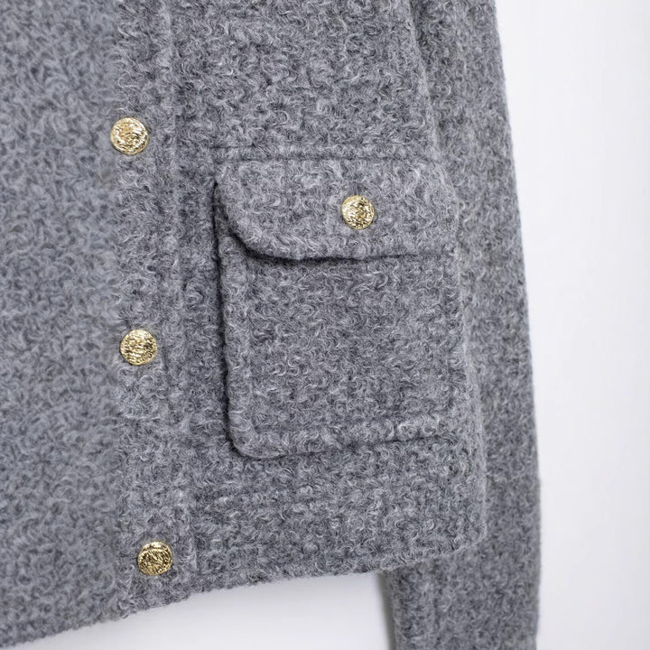 Damen Kurz geschnittene Bouclé‑Jacke mit Rundhalsausschnitt, aufgesetzten Pattentaschen und goldfarbenen Zierknöpfen Drune