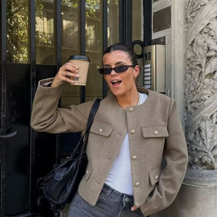 Damen nan kurz geschnittene Bouclé-Tweedjacke mit Rundhalsausschnitt Zierknopfdetails und aufgesetzten Pattentaschen Drune