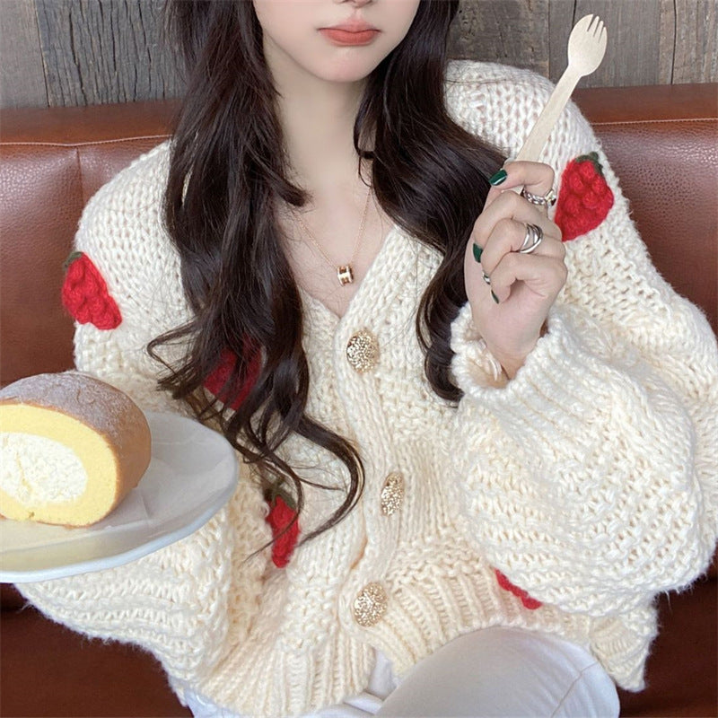 Damen Grobstrickjacke mit liebevollen Blumenapplikationen und goldenen Knöpfen Drune