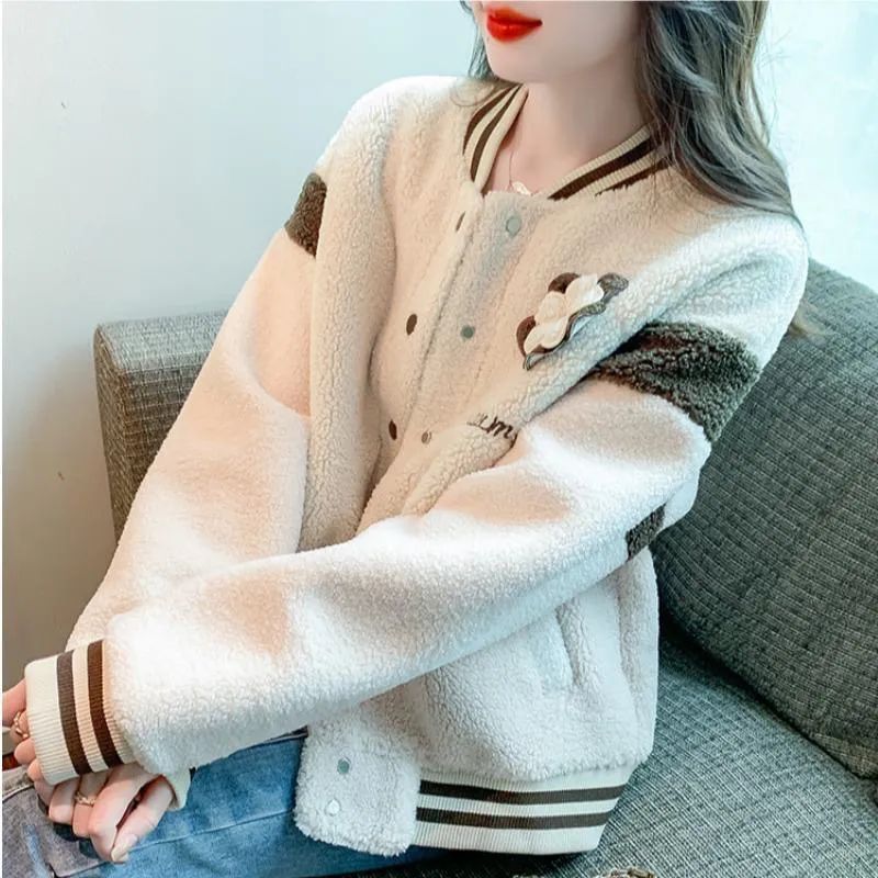 Damen stylische und warme Collegejacke mit Knopfverschluss und Blumendekor Drune