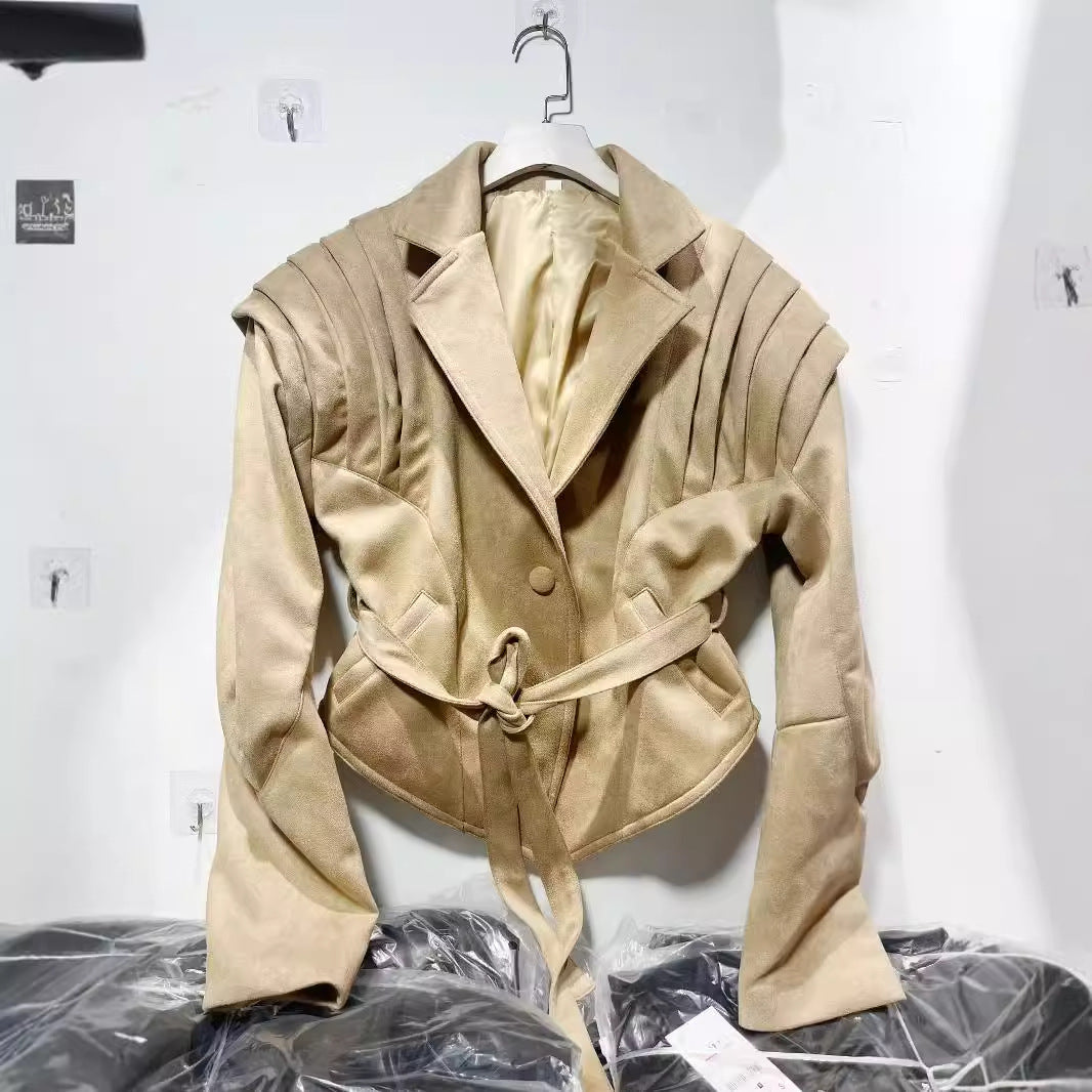 Damen nan taillierter Veloursleder-Blazer mit plissierten Schulterdetails und Bindegürtel Drune