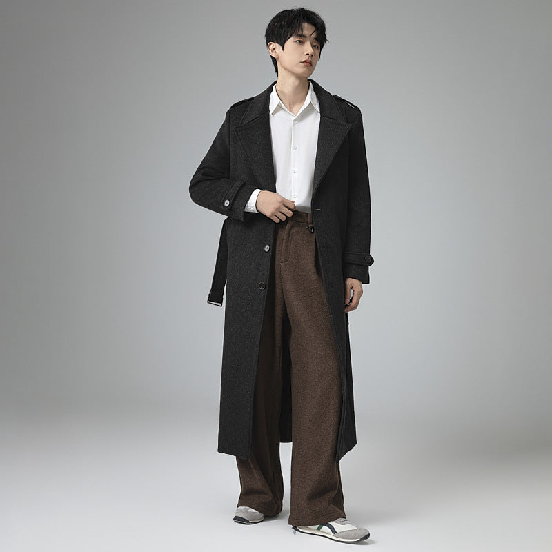 Herren Maxilanger Wollmix-Mantel mit taillierter Silhouette, Schalkragen und dekorativen Schulterriegeln Drune