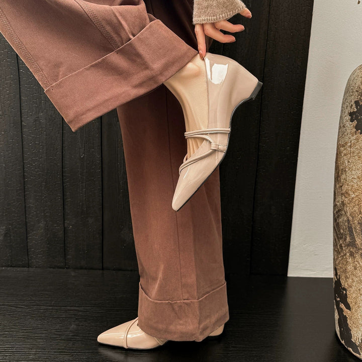 Damen spitz zulaufende Flats mit verstellbaren Riemen und glänzender Oberfläche Drune