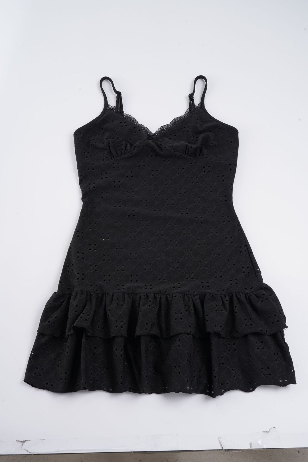 Damen Kleid mit verschnürbarem Ausschnitt und voluminösem Rüschensaum Drune