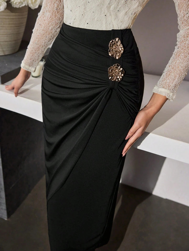 Damen nan taillierter Midirock mit seitlicher Raffung, Drapierung und dekorativen Metallblüten Drune