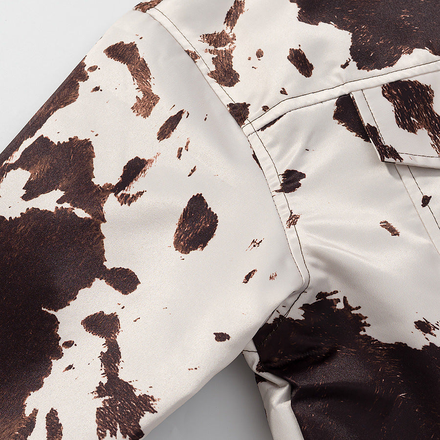 Damen nan kurze Truckerjacke mit markantem Kuhflecken-Print, kastigem Schnitt und aufgesetzten Brusttaschen Drune