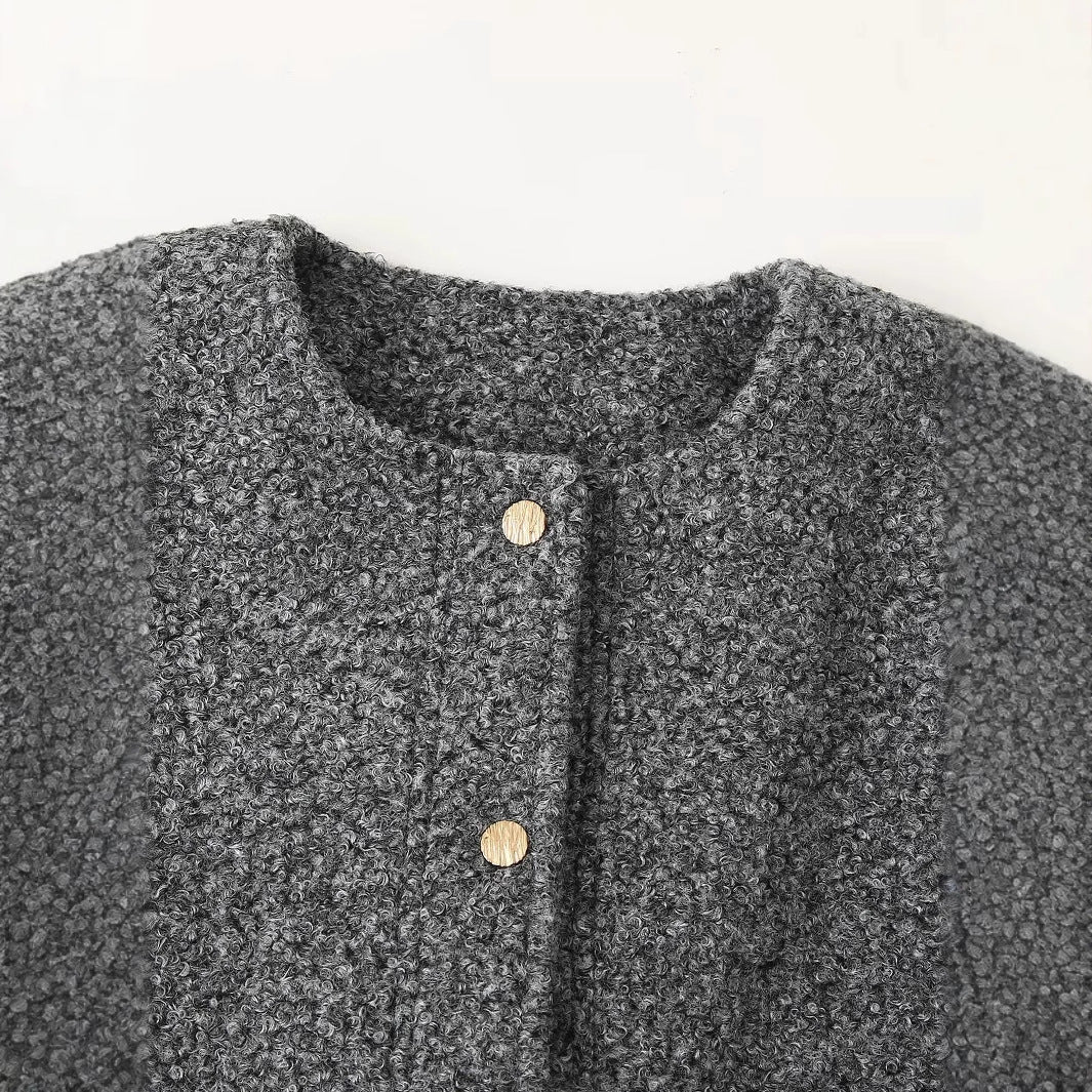 Damen nan kurz geschnittene Bouclé-Jacke mit cleanem Rundhalsausschnitt, aufgesetzten Fronttaschen und dezenten Metallknöpfen Drune