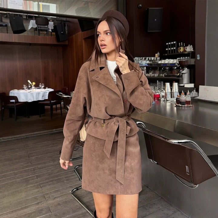 Damen Kurzes Veloursleder‑Set: Taillierter Blouson mit Stehkragen & passendem Minirock Drune