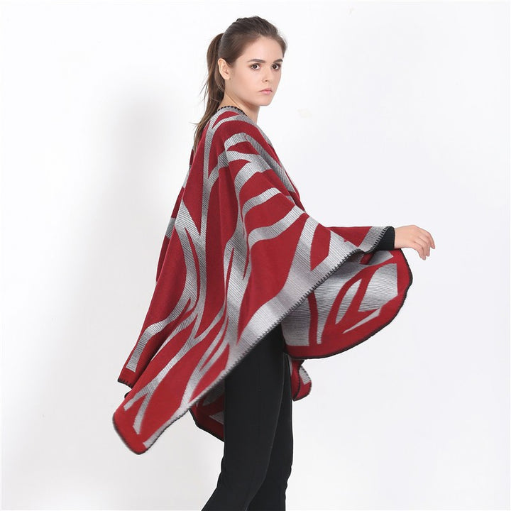 Damen Oversize-Strickcape mit abstrakter Wellenjacquard‑Struktur und kontrastierter Kettelkante Drune