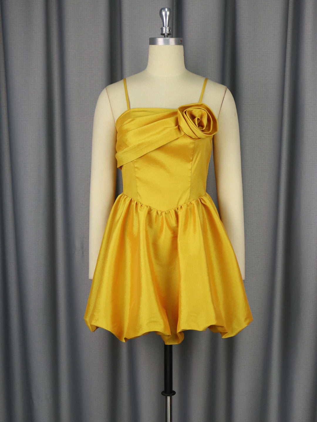 Damen Verspieltes Minikleid mit asymmetrischem Oberteil und floralem Detail Drune