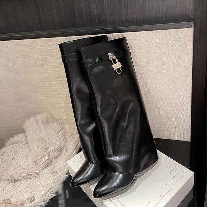 Damen kniehohe spitze Lederstiefel mit dekorativem Schnallen- und Schlossdetail Drune
