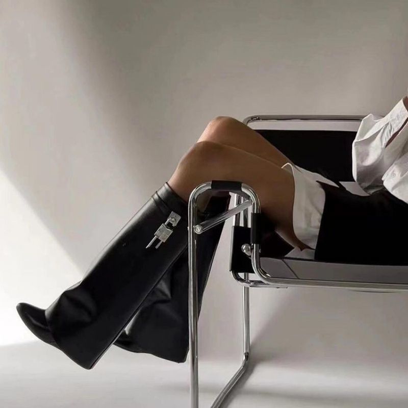 Damen Kniehohe Lederoptik‑Stiefel mit spitzer Zehenkappe, flachem Absatz und Schlossapplikation Drune