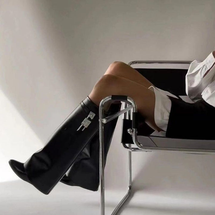 Damen Kniehohe Lederoptik‑Stiefel mit spitzer Zehenkappe, flachem Absatz und Schlossapplikation Drune