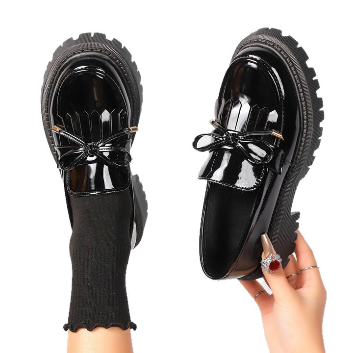 Damen Loafer in Lacklederoptik mit massiver Profilsohle und Zierschleife Drune