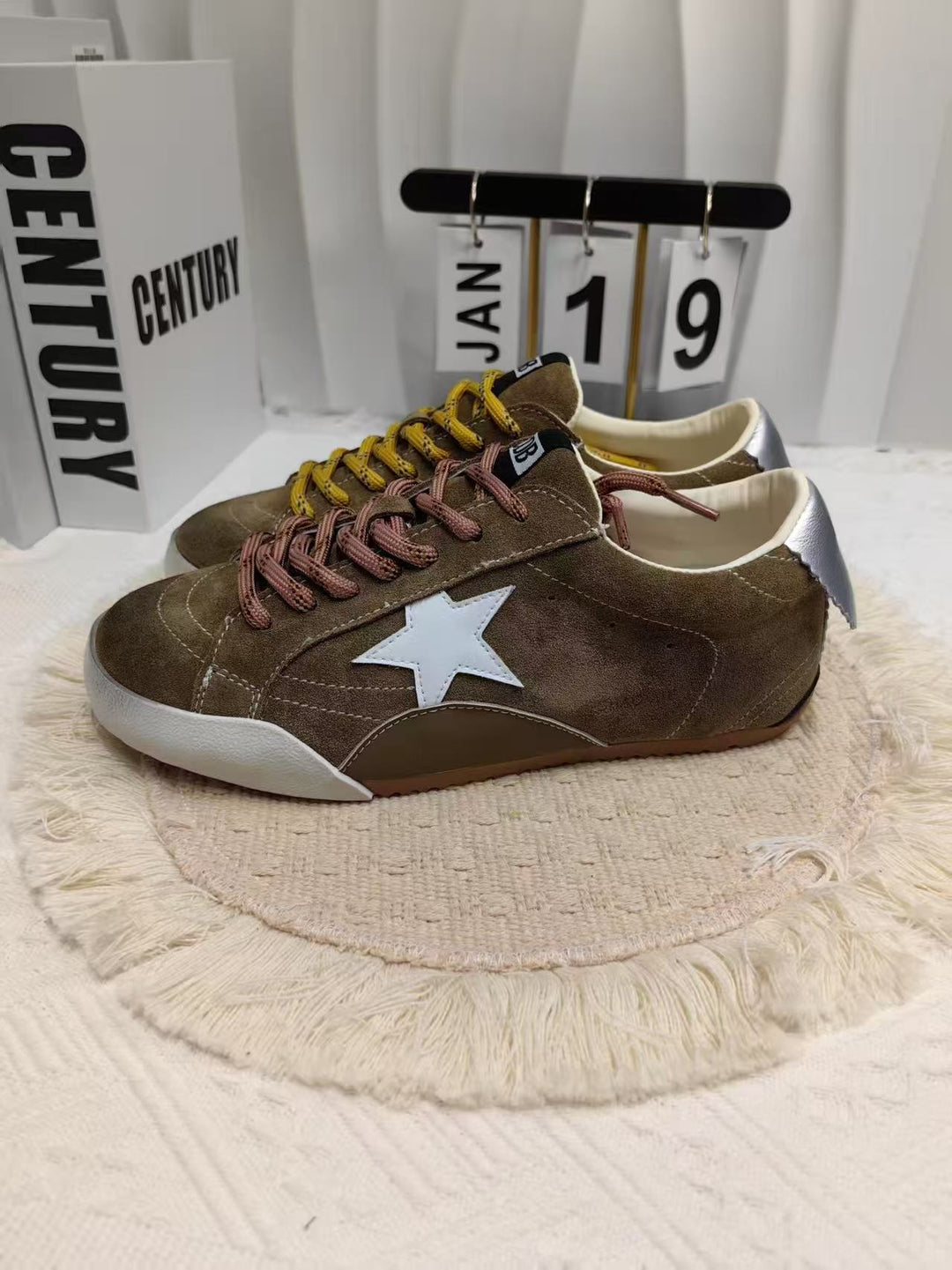 Damen Sneakers mit weichem Wildleder und modischen Details Drune