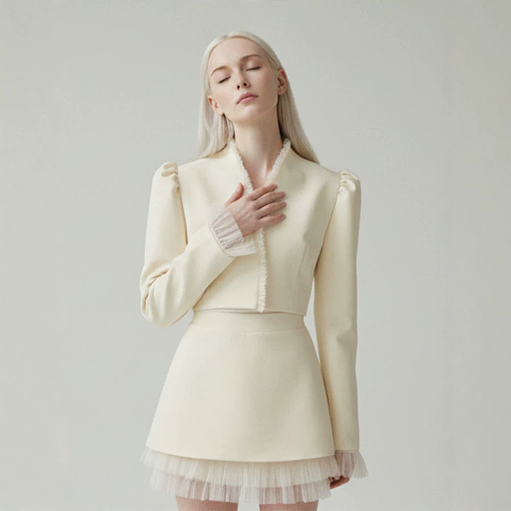 Damen Kurzblazer mit taillierter Cropped-Silhouette, gerafften Schultern und zarten Tüllmanschetten Drune