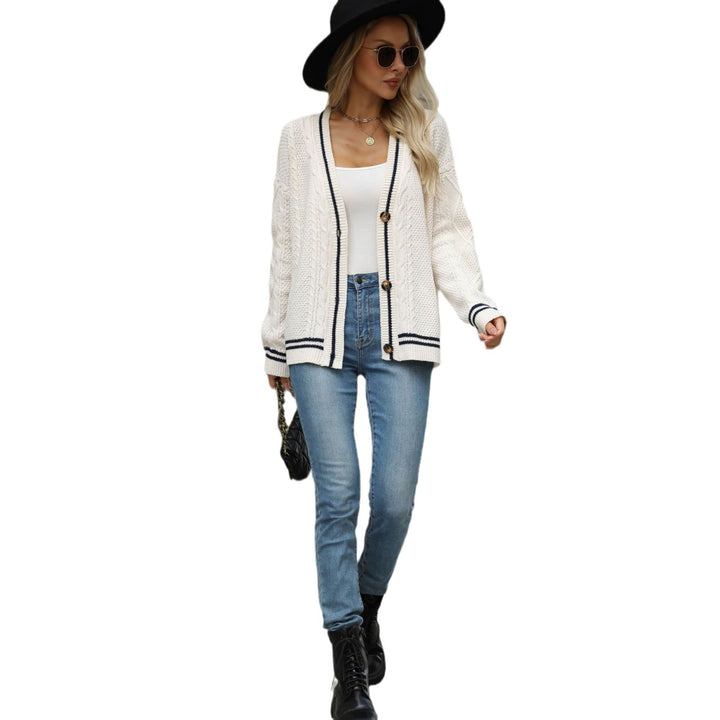 Damen Grobstrickjacke mit grafischem Zopfmuster und dekorativen Knöpfen Drune